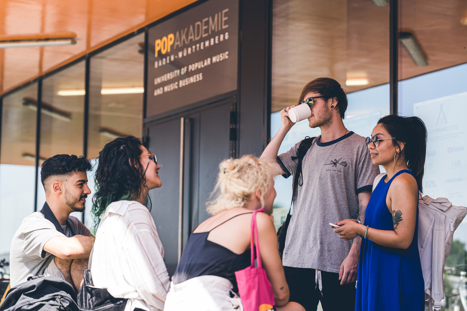 Studierende vor der Popakademie